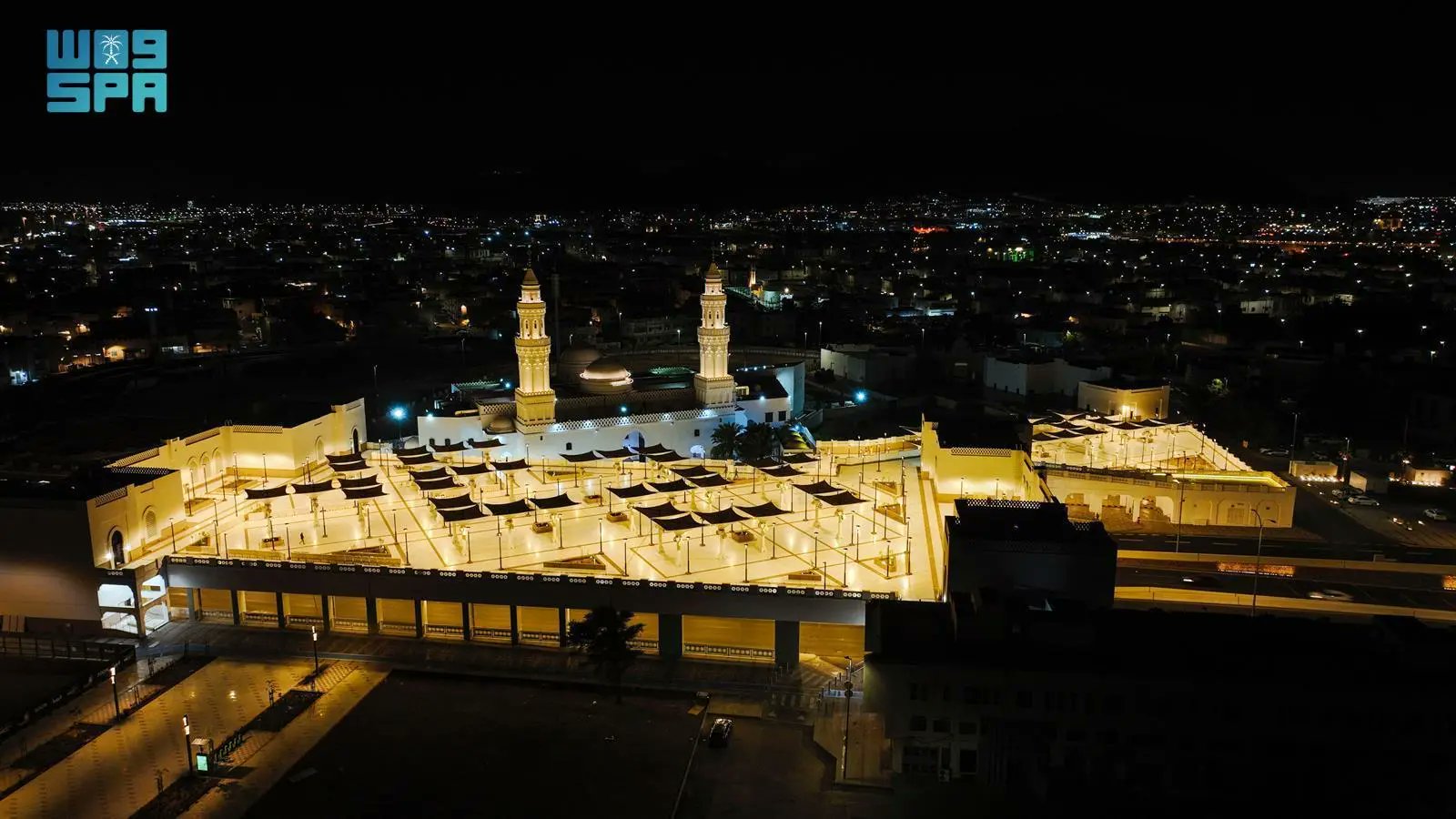 "مسجد ومركز القبلتين الحضاري" بالمدينة المنورة.. تكاملٌ بين العناية الدينية والتطوير العمراني