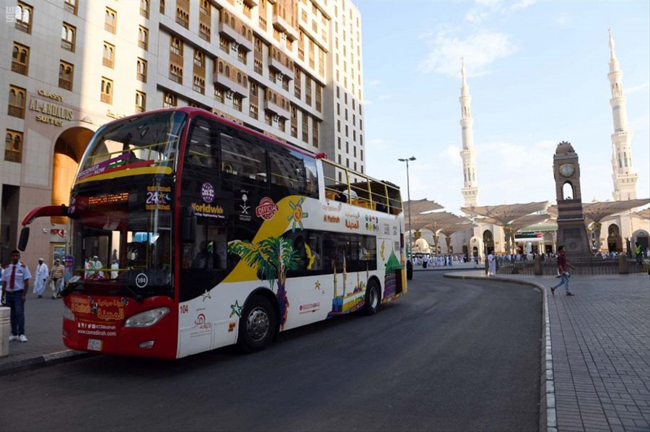 "الباص السياحي" يقدم خدماته لزوار المدينة المنورة بعدة لغات