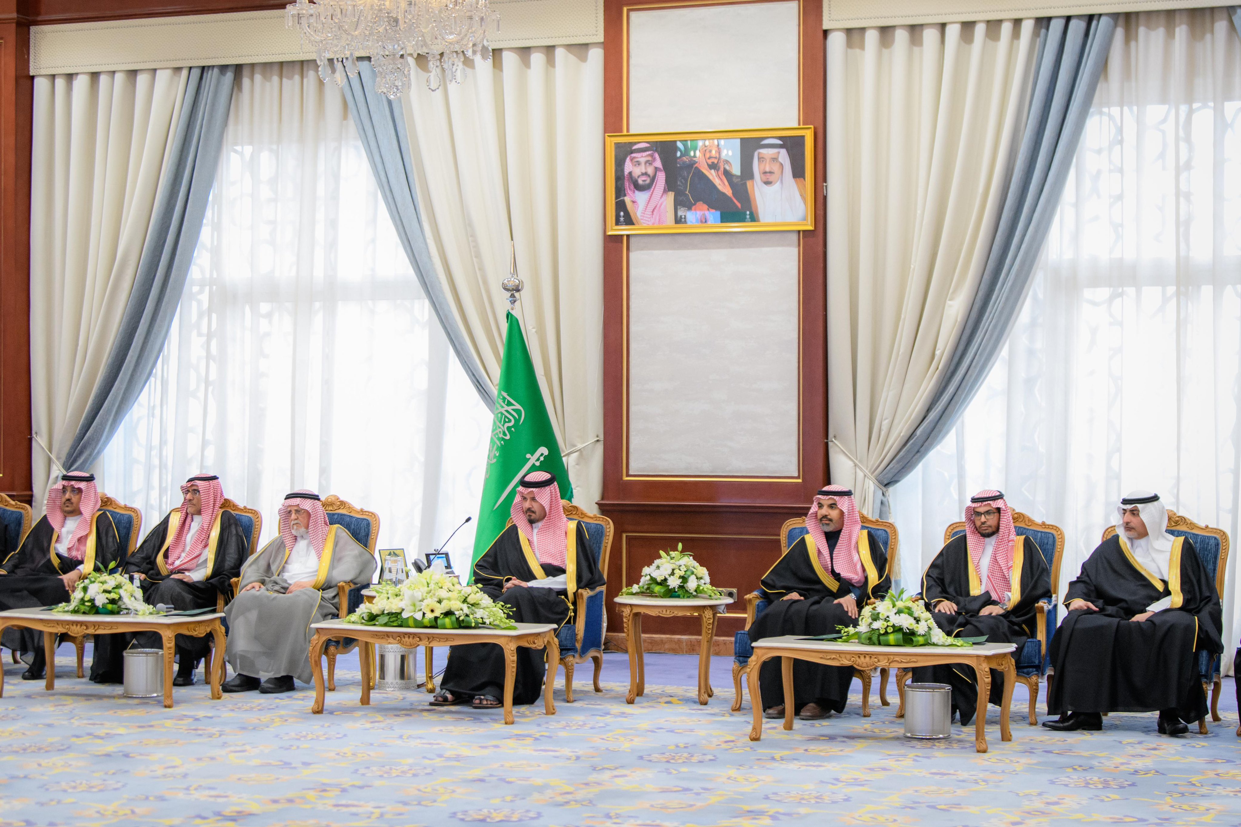  أمير منطقة المدينة المنورة يدشّن العيادات المتنقلة للتبرّع بالدم