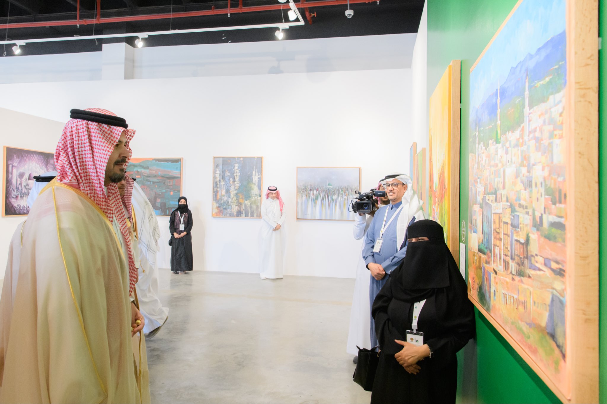 أمير منطقة المدينة المنورة يُدشِّن معرض جائزة فنون المدينة للفن التشكيلي في دورتها الأولى لعام 2025