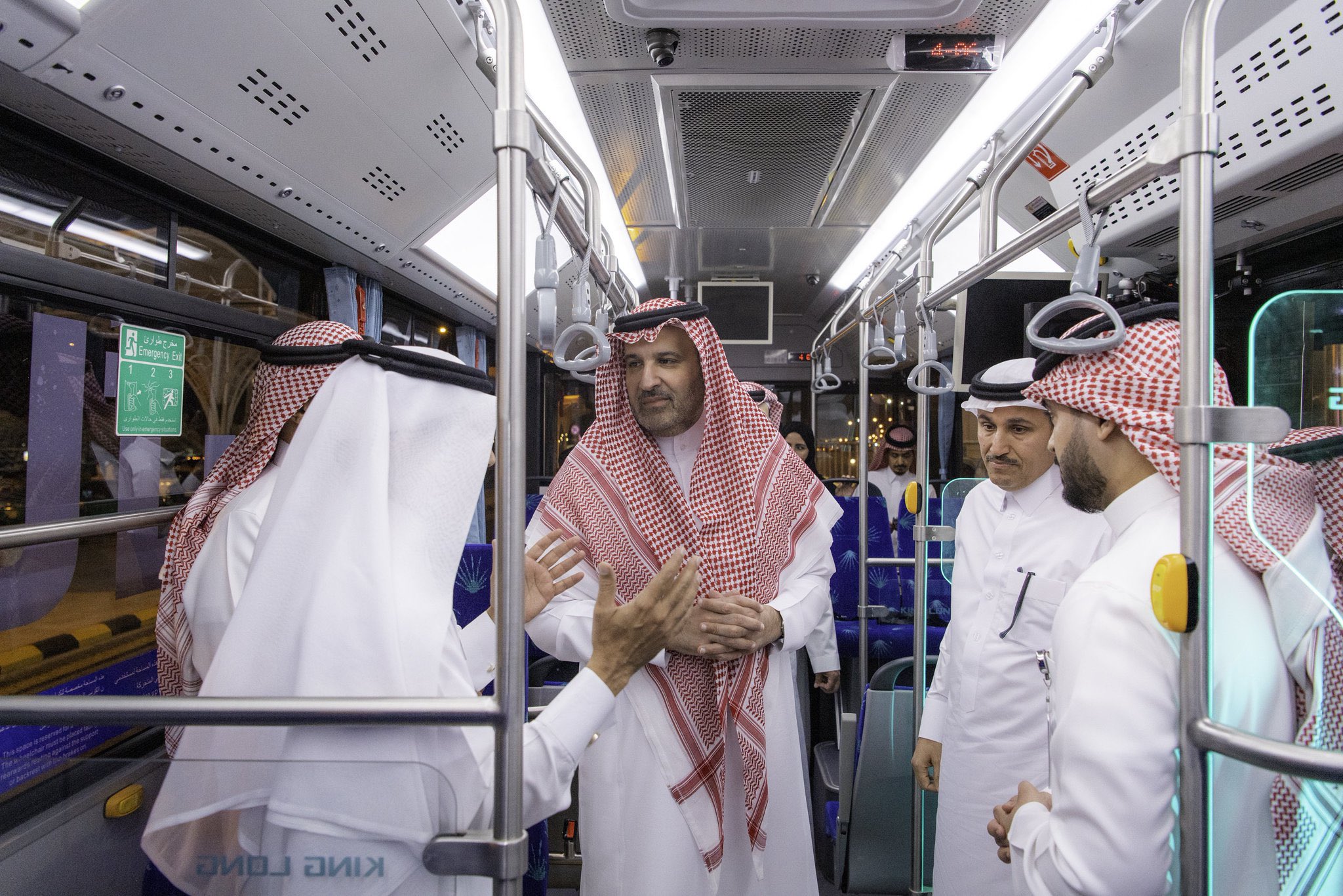 سمو الأمير فيصل بن سلمان يدشن الحافلة الكهربائية بالمدينة المنورة