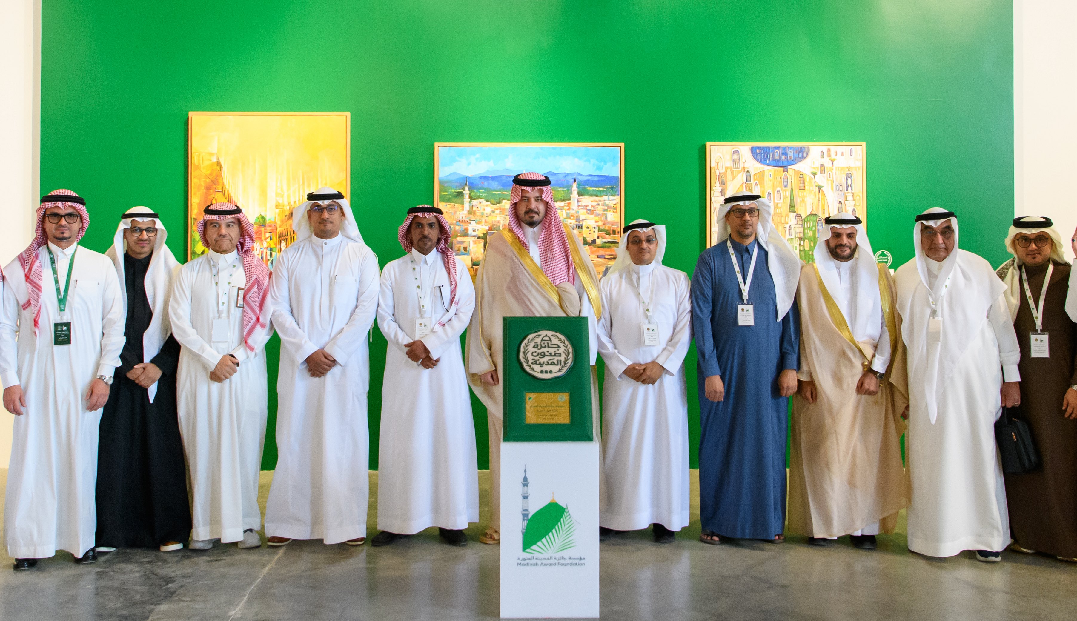 أمير منطقة المدينة المنورة يُدشِّن معرض جائزة فنون المدينة للفن التشكيلي في دورتها الأولى لعام 2025