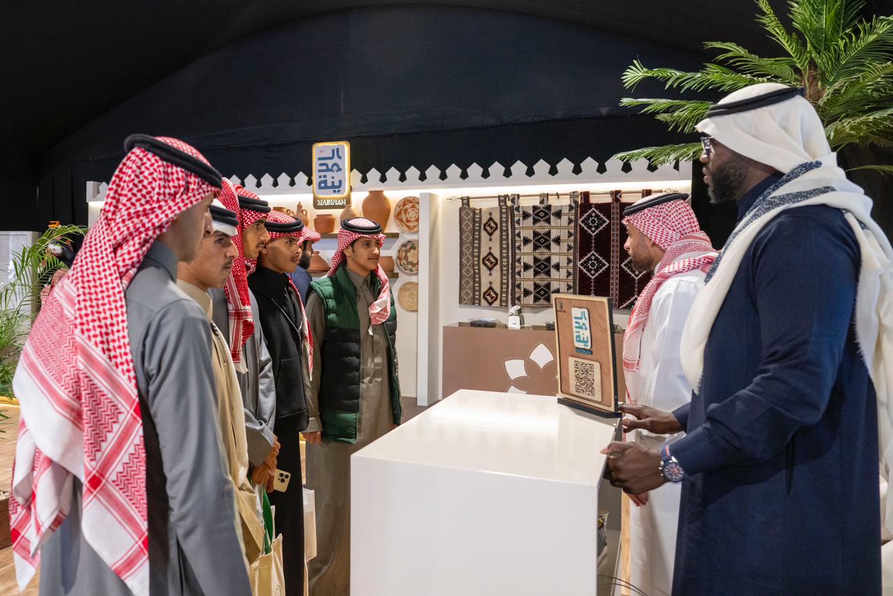 هوية المدينة المنورة تحضر في "واحة الأمن" بمهرجان الملك عبدالعزيز للإبل 1447هـ