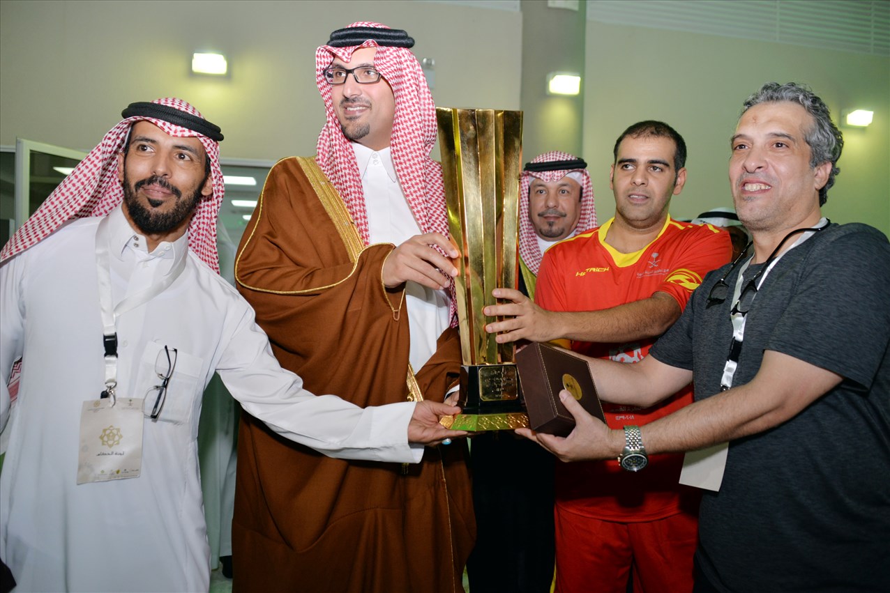 نائب أمير المدينة يتوج الفائز في بطولة هيئة تطوير منطقة المدينة الرمضانية لكرة القدم